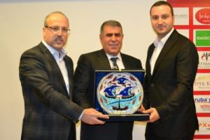 'Yerli otomobili devlet &uuml;retmeli, sanayici desteklemeli'