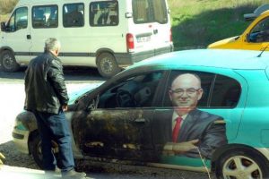 AK Parti posterli otomobil kundaklandı