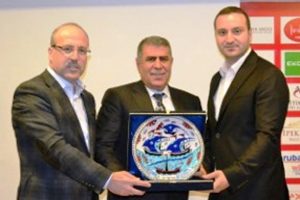 "Yerli otomotivi devlet &uuml;retmeli, sanayici destek vermeli"