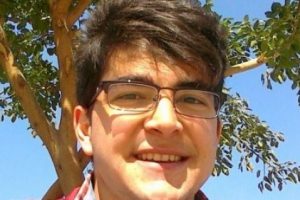 Davutoğlu, g&ouml;zaltına alınan gencin ailesi ile g&ouml;r&uuml;şt&uuml;
