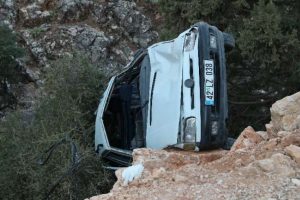 Cenazeye giden ara&ccedil; şarampole yuvarlandı: 2 &ouml;l&uuml;