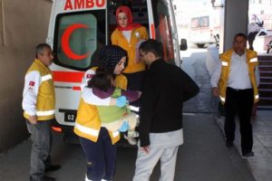 Balkondan d&uuml;şen k&uuml;&ccedil;&uuml;k kız yaralandı