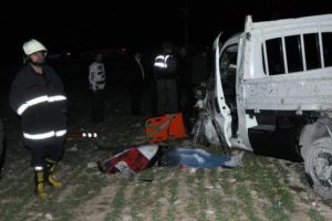 Beton mikseri kamyonete &ccedil;arptı
