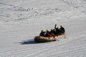 Bota bindi rafting yaptı
