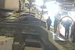 CHP'li Umut Oran'ın aracı b&ouml;yle soyuldu