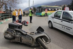 Motosiklet s&uuml;r&uuml;c&uuml;s&uuml; virajı alamayınca...