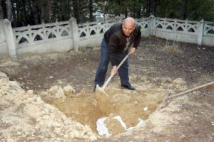 Babasının katilini bu mezara g&ouml;md&uuml;