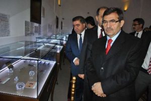 İdris G&uuml;ll&uuml;ce, doğduğu g&uuml;n bakan olmuş