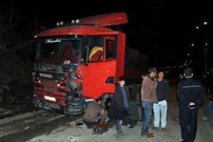 Tır yol kenarındaki &ccedil;ocuklara &ccedil;arptı: 1 &ouml;l&uuml;