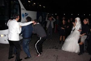 Gelinlikle asker uğurlaması