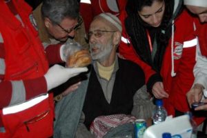 Aktivistler saldırı altında yardım dağıtıyor
