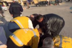 &Ccedil;ekirdek &ccedil;itleyen bu adamlar ne izliyor ?