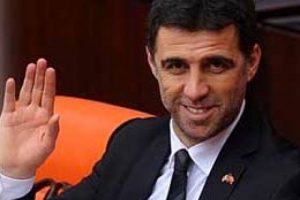 Hakan Ş&uuml;k&uuml;r Twitter'dan bombaladı