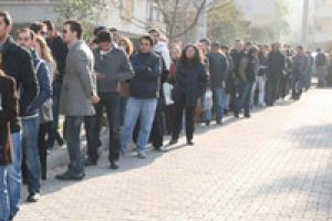 &Ouml;SYM merkezlerinde uzun kuyruklar oluştu