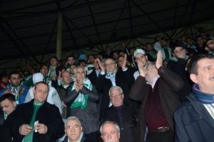 Necati Şahin Bursaspor trib&uuml;n&uuml;nde taraftarla ma&ccedil; izledi