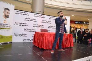 G&ouml;khan T&uuml;rkmen Carrefour Bursa Alışveriş Merkezi'nde hayranlarıyla buluştu