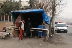 Barakadan yapılmış kebap&ccedil;ıdan et &ccedil;aldılar