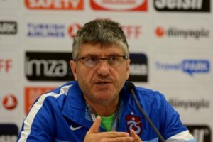 Mustafa Ak&ccedil;ay: '&Uuml;z&uuml;lerek ayrılıyorum'