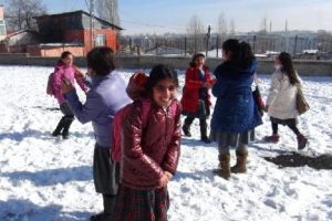 Kars'ta &ouml;ğrencilerin kar topu savaşı