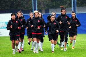 A Milli kadın futbol takımı Adana'da kampa girdi