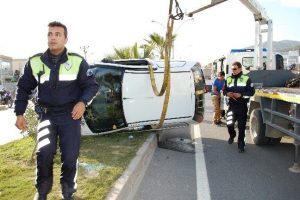 Temizlik aracına &ccedil;arpmamak i&ccedil;in takla attı: 1 yaralı