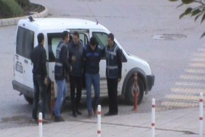 Yakalanmamak i&ccedil;in sevgilisinin sa&ccedil;ını değiştirdi