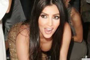 Kardashian kucak dansı &ouml;ğreniyor