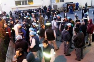 &Uuml;retimi durduran iş&ccedil;iler eylem yaptı