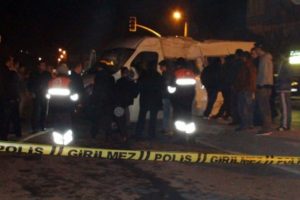 Servis minib&uuml;s&uuml; kaza yaptı: 20 yaralı