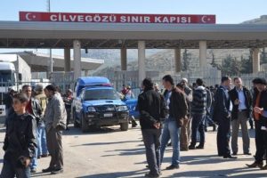 &Ccedil;atışmalardan ka&ccedil;an Suriyeliler sınıra yığıldı
