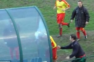 Gol sevincinde yedek kul&uuml;besine kafa attı!Kırmızı kart g&ouml;rd&uuml;!