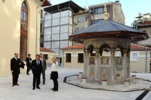 Tarihi cami ibadete a&ccedil;ılıyor