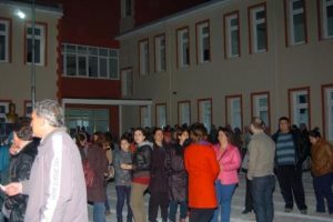 İkili eğitime tepki g&ouml;steren veliler eylem yaptı