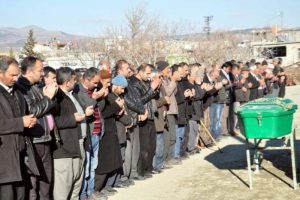Torunu tarafından &ouml;ld&uuml;r&uuml;len kadın toprağa verildi