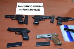 Uyuşturucu ihbarı yapılan ara&ccedil;ta 13 tabanca &ccedil;ıktı