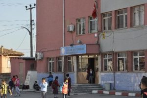 &Ouml;ğrenci yakınları okul bastı