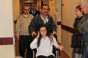 &Ouml;nce &ccedil;arptı sonra hastaneye g&ouml;t&uuml;rd&uuml;