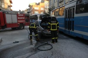 Seyir halindeki aracın motoru patladı