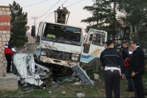 Kamyon dehşet sa&ccedil;tı: 2 &ouml;l&uuml;, 4 yaralı
