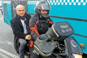 Belediye başkanını trafikten motorlu kurye kurtardı
