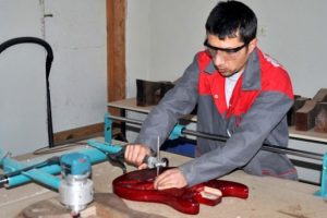 Bitlis'te yapıp d&uuml;nyaya elektro gitar satıyor