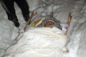 K&ouml;yl&uuml;lerin kızakla hasta taşıma m&uuml;cadelesi