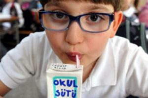 Okul s&uuml;t&uuml; 12 &ouml;ğrenciyi hastanelik etti