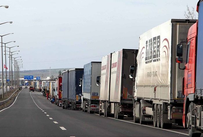 Bulgaristan ile TIR krizi &ccedil;&ouml;z&uuml;ld&uuml;
