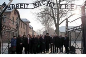 Yahudilere şok anons: Bu tren Auschwitz'e gider!