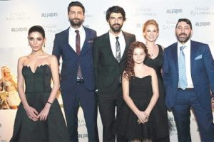 Ezel senaristinin filmine &ouml;vg&uuml; yağdı