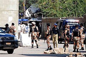 Pakistan'da polis servisine saldırı