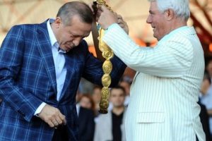 Başbakan'a 'siyasetin başpehlivanı' dediği i&ccedil;in aday olamamış