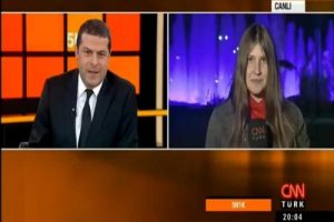 Kırmızı fularıyla canlı yayında