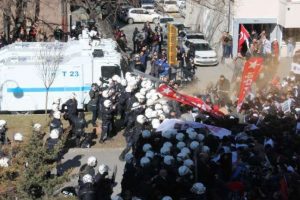 Meclis'e y&uuml;r&uuml;mek isteyen gruba polis m&uuml;dahalesi